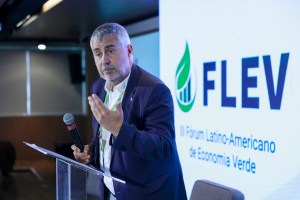 SAO PAULO (BRASIL), 04/09/2025.- El presidente de EFE, Miguel Ángel Oliver, habla durante la apertura del III Foro Latinoamericano de Economía Verde (FLEV) este jueves, en São Paulo (Brasil). Oliver resaltó la importancia de que los discursos climáticos se conecten y comprendan las emociones de la sociedad, durante la apertura del FLEV, organizado por la Agencia EFE. EFE/ Sebastiao Moreira