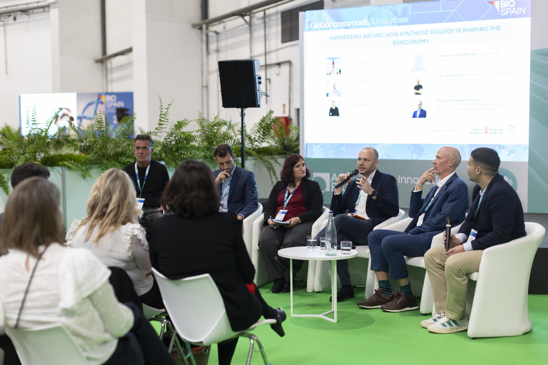 BARCELONA, 08/10/2025.- El managing partner de Invivo Partners, SGEIC, España, Luis Pareras; el CEO y co-fundador de Nanogrow Biotech Spain, Nicolás Galmarini; la jefa de I+D de LEV2050, España; Ana Ceniceros; el director de medicina personalizada en Nasertic y jefe de Synthetic Biology Lab en IRIS Hub (Navarra), Gonzalo Rodríguez; el co-chair, UK Government?s Engineering Biology Steering Group y co-fundador del Global Biofoundry Aliance, UK, Paul Freemont y el moderador, el fundador y presidente de ATG SynBio Spain, Fran Antequera participa en la mesa redonda: "Harnessing nature: How synthetic biology is shaping the bioeconomy" en el congreso internacional Biospain 2025, que reúne empresas biotecnológicas, farmacéuticas y de tecnologías médicas y que aborda las posibilidades de la biología sintética, combinada con IA, entre otros asuntos. EFE/Marta Pérez