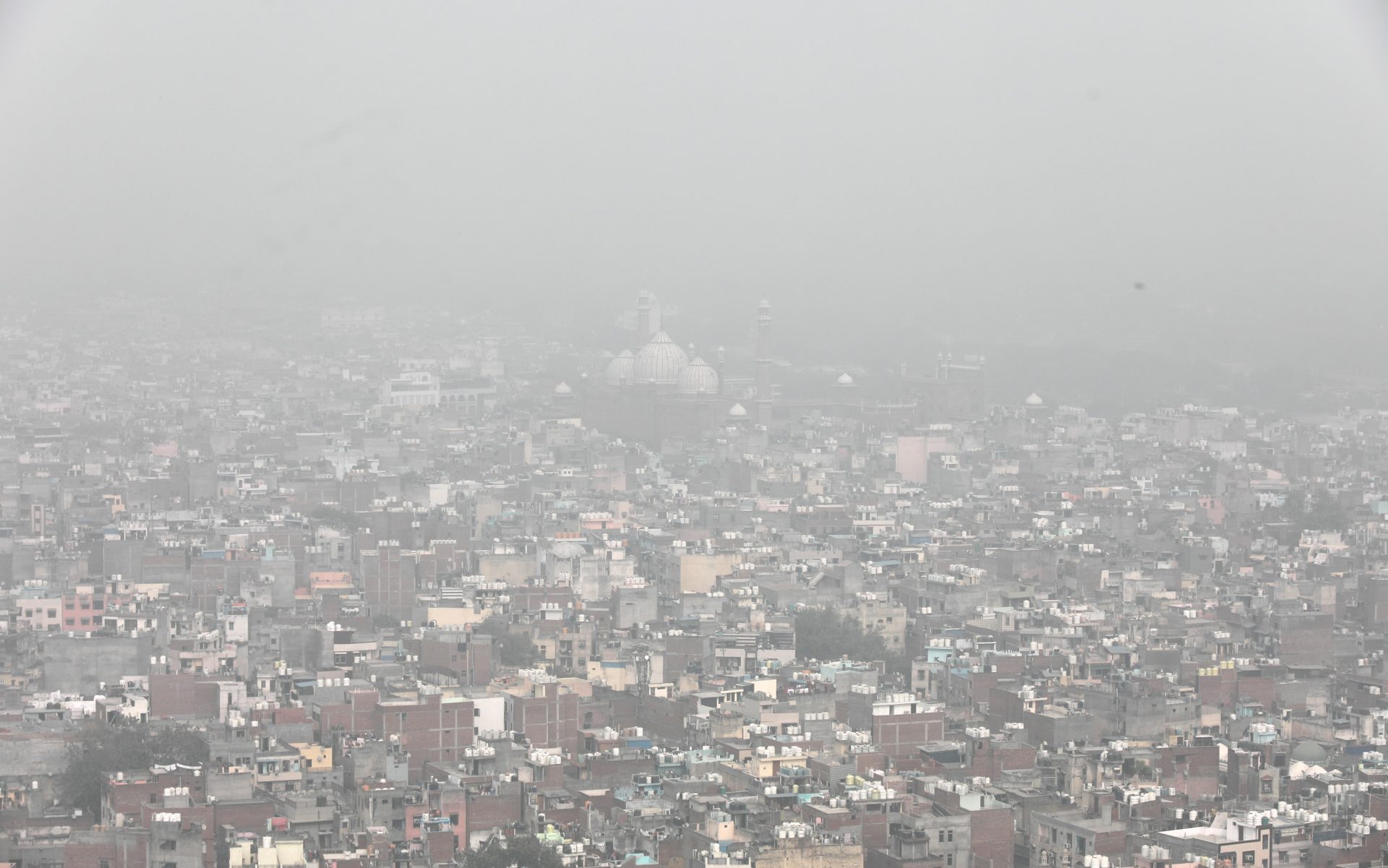 New Delhi (India), 07/11/2023.- An aerial view of the city covered with heavy smog in New Delhi, India, 07 November 2023. The National Capital Region's Air Quality Index (AQI) continued to label New Delhi with the 'Severe and Hazardous' category amid rising concerns over deteriorating air quality. The Indian Supreme Court noted that a smog tower installed as per its earlier order was not working and directed the government to ensure its repair. Smog towers are structures designed as large-scale air purifiers to reduce air pollution particles (smog). According to the Central Pollution Control Board data, several areas in Delhi had an AQI of over 400 on 07 November which is four times more than the satisfactory air quality level. (Nueva Delhi) EFE/EPA/RAJAT GUPTA