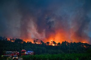Saint-Laurent-de-la-Cabrerisse (France), 06/08/2025.- Firefighting crews are deployed to battle a forest fire in Saint-Laurent-de-la-Cabrerisse, Aude department, France, 06 August 2025. Some 16,000 hectares have been burned so far and at least one person died in the wildfire in southern France. (incendio forestal, Francia) EFE/EPA/PHILIPPE MAGONI