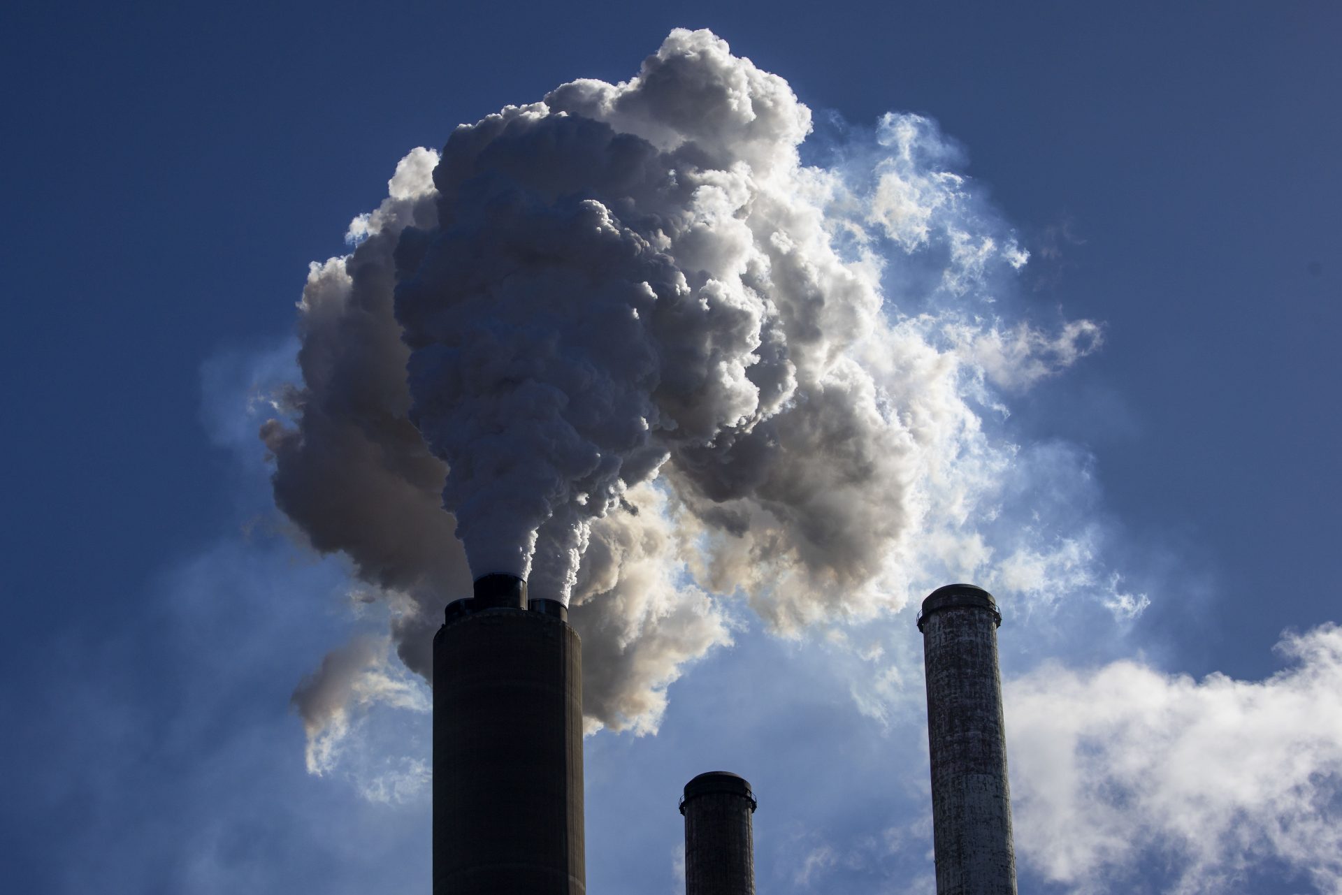 HAYWOOD (Estados Unidos), 11/03/2025.- Una vista de la Estación de Energía Harrison, una planta de generación de energía de carbón propiedad de FirstEnergy que fue construida a principios de la década de 1970 y utiliza aproximadamente 5 millones de toneladas de carbón anualmente, en Haywood, Virginia Occidental, EE. UU., 10 de marzo de 2025. El presidente Donald Trump ha tomado medidas para cambiar sustancialmente la política energética de los Estados Unidos desde que asumió el cargo en enero, incluyendo la derogación de regulaciones de la industria destinadas a reducir la contaminación y la promoción del carbón como solución potencial a las grandes demandas energéticas de la computación de Inteligencia Artificial. EFE/EPA/JUSTIN LANE