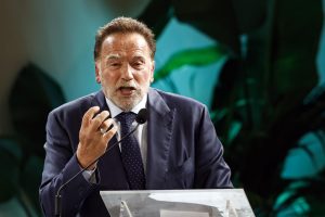 Schwarzenegger hace sonreír al papa León XIV al calificarle de «héroe» ambientalista