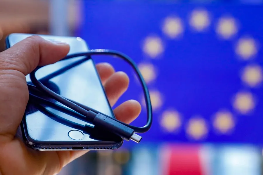 El cargador USB-C es el único permitido a partir de hoy sábado en una amplia gama de aparatos electrónicos que se comercialicen en la Unión Europea (UE), EFE/EPA/Julien Warnand