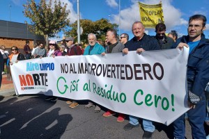 Unas 7.000 personas, según la organización, 1.700 según la Guardia Civil, han participado este domingo en la manifestación contra la construcción de una planta para la generación de biogás en Colmenar Viejo, por las consecuencias que, según denuncian, tendrá sobre la calidad del aire, el agua y los suelos de la localidad y del municipio de vecino de Tres Cantos. En la manifestación, organizada por la plataforma Stop Biogás 3CV, han participado vecinos de ambos municipios que han recorrido varias calles colmenareñas, y han leído un manifiesto y las palabras de apoyo de la alcaldesa de la localidad albaceteña Balsa de Bes, Natividad Pérez, donde existe una planta de biogás.EFE/ Lourdes Ulquillas