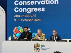 En el Centro, el presidente de la FNYH, Carlos Sánchez.