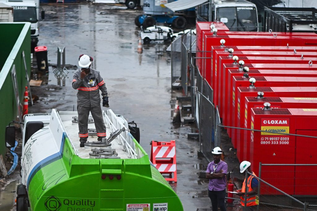 AME091. BELÉM (BRASIL), 17/11/2025.- Un hombre llena un tanque con diésel a las afueras del Centro de Convenciones Hangar donde se realiza la COP30, este lunes en Belém (Brasil). La Conferencia de Naciones Unidas sobre Cambio Climático, la COP30, donde se discute el futuro del planeta y la transición energética, se mueve a diésel. EFE/ Andre Borges
