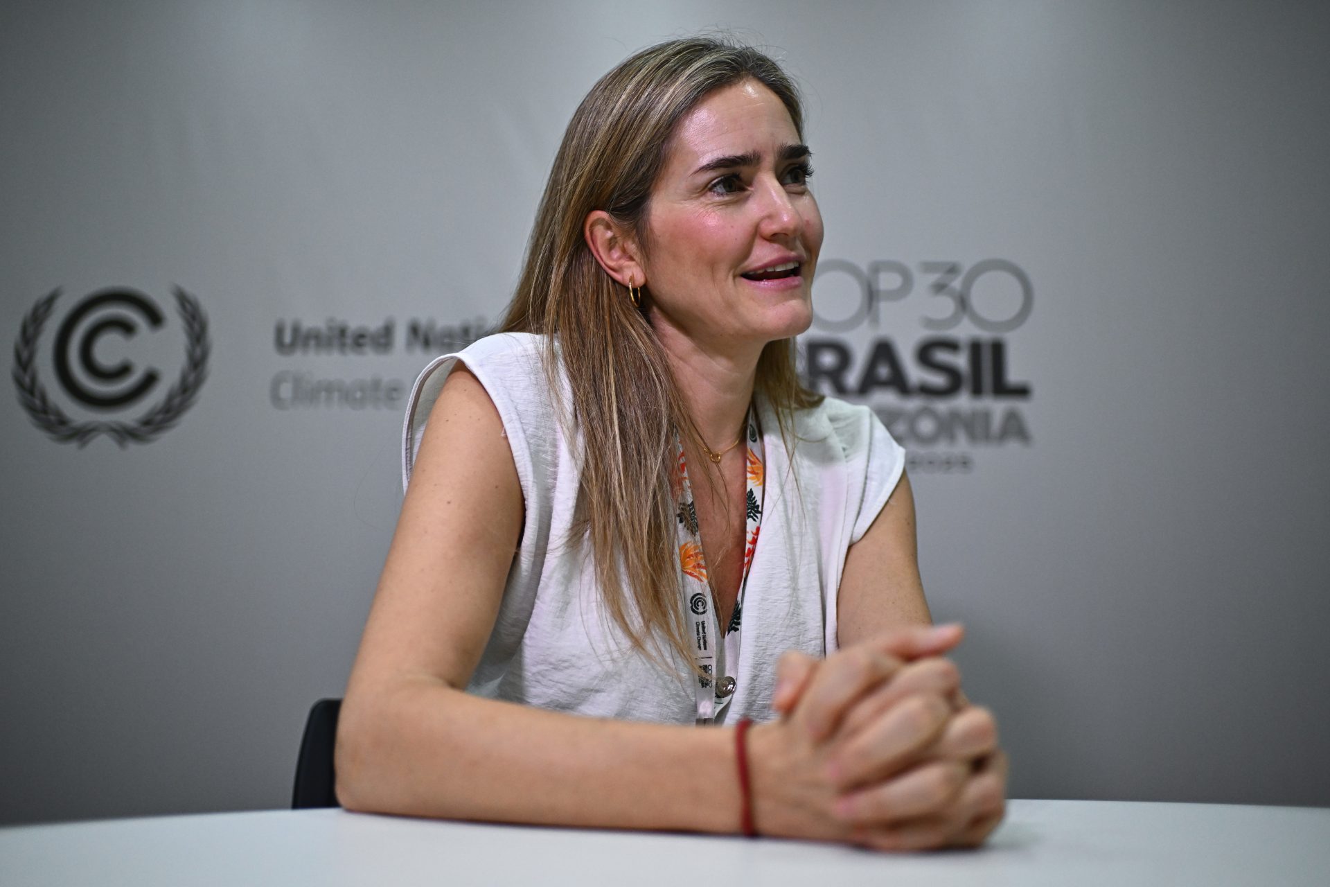 BRA50. BELÉM (BRASIL), 18/11/2025.- La vicepresidenta tercera y ministra de Transición Ecológica de España, Sara Aagesen, habla durante una entrevista con EFE este martes, en el Centro de Convenciones Hangar donde se realiza la COP30, en Belém (Brasil). Aagesen afirmó durante la 30 cumbre climática de la ONU, la COP30, que es "optimista" en relación a la posibilidad de que se consensúe una hoja de ruta para avanzar hacia el fin de los combustibles fósiles.EFE/Andre Borges