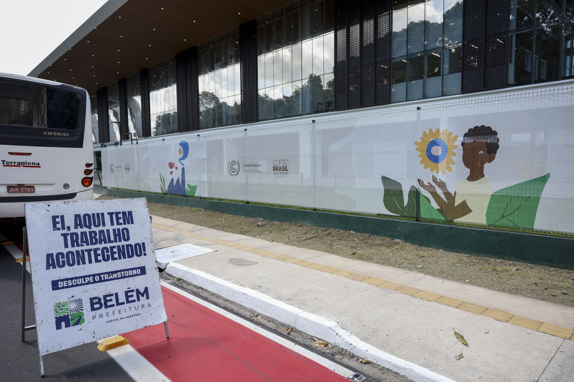 AME4850. BELÉM (BRASIL), 03/11/2025.- Fotografía del 31 de octubre de 2025 que muestra obras en el centro de convenciones Parque da Cidade, en Belém (Brasil). La elección como sede de la COP30 de Belém, una ciudad amazónica con profundas carencias en infraestructura y hotelería, generará un quorum ajustado que puede complicar las negociaciones en la conferencia climática. EFE/ Sebastiao Moreira