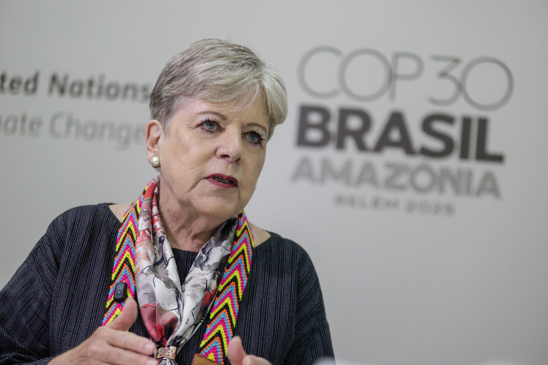 AME553. BELÉM (BRASIL), 19/11/2025.- La secretaria de Medio Ambiente y Recursos Naturales de México, Alicia Bárcena Ibarra, habla durante una entrevista con EFE este miércoles, en el Centro de Convenciones Hangar, donde se realiza la COP30, en Belém (Brasil). Bárcena defendió la "ambición" del plan de reducción de emisiones recién presentado por el país en el marco de la cumbre climática COP30 y destacó las responsabilidades de la paraestatal Petróleos Mexicanos (Pemex) en este nuevo escenario. EFE/Fraga Alves