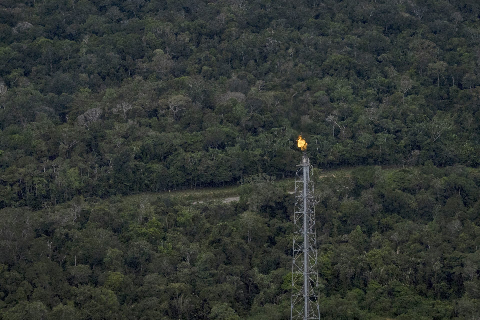 ACOMPAÑA CRÓNICA: BRASIL PETRÓLEO. AME634. COARI (BRASIL), 26/04/2024.- Fotografía aérea del distrito petrolero de Urucú, el 23 de abril de 2024 en el municipio de Coari, estado de Amazonas (Brasil). Urucú, el enorme campo petrolero incrustado en una de las regiones más preservadas de la Amazonía y que abastece con gas de cocina a la mitad del territorio brasileño, es uno de los orgullos de Petrobras, que asegura que es posible la explotación de hidrocarburos en la mayor selva tropical del mundo de forma sostenible. EFE/ Isaac Fontana