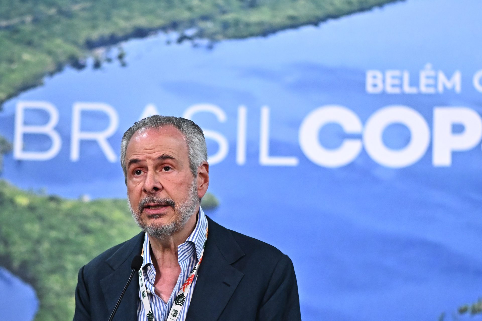 AME665. BELÉM (BRASIL), 19/11/2025.- El presidente de la COP30, André Corrêa do Lago, habla durante una rueda de prensa este miércoles, en el Centro de Convenciones Hangar donde se realiza la COP30, en Belém (Brasil). EFE/ Andre Borges