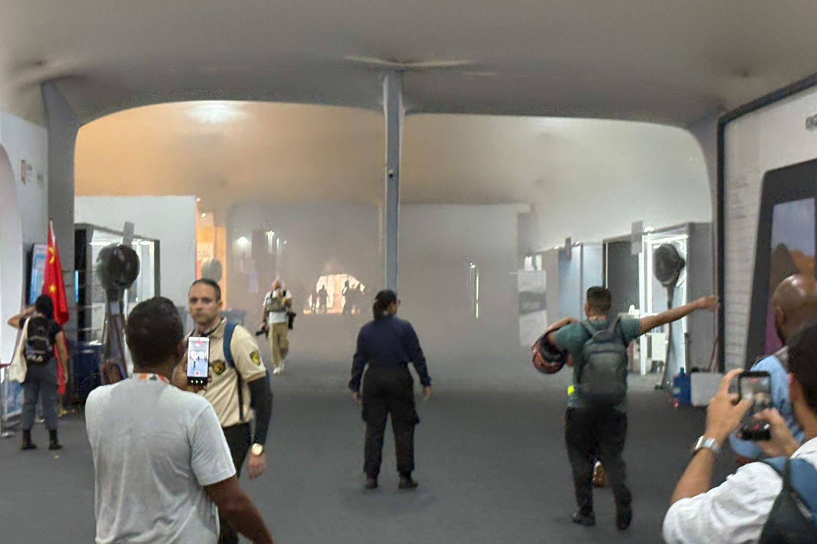 AME824. BELÉM (BRASIL), 20/11/2025.- Fotografía cedida por Pau Ramírez que muestra personas evacuando la zona de negociaciones de la COP30 este jueves, en Belém (Brasil). Un incendio en el recinto donde tienen lugar las negociaciones de la COP30 obligó a evacuar a todas las personas que se encontraban en el lugar. EFE/ Pau Ramírez /SOLO USO EDITORIAL/ NO VENTAS/ SOLO DISPONIBLE PARA ILUSTRAR LA NOTICIA QUE ACOMPAÑA (CRÉDITO OBLIGATORIO) MÁXIMA CALIDAD DISPONIBLE