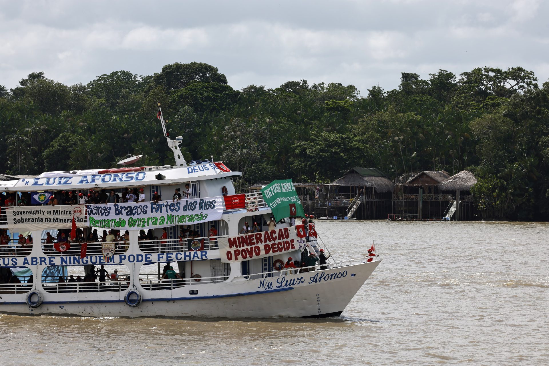 A boat carrying members of various social and indigenous movements sails through Guajara Bay in Belem, Brazil, 12 November 2025. The boats carry messages of protest against the COP30 Climate Summit held in Brazil. EFE/ Andre Coelho