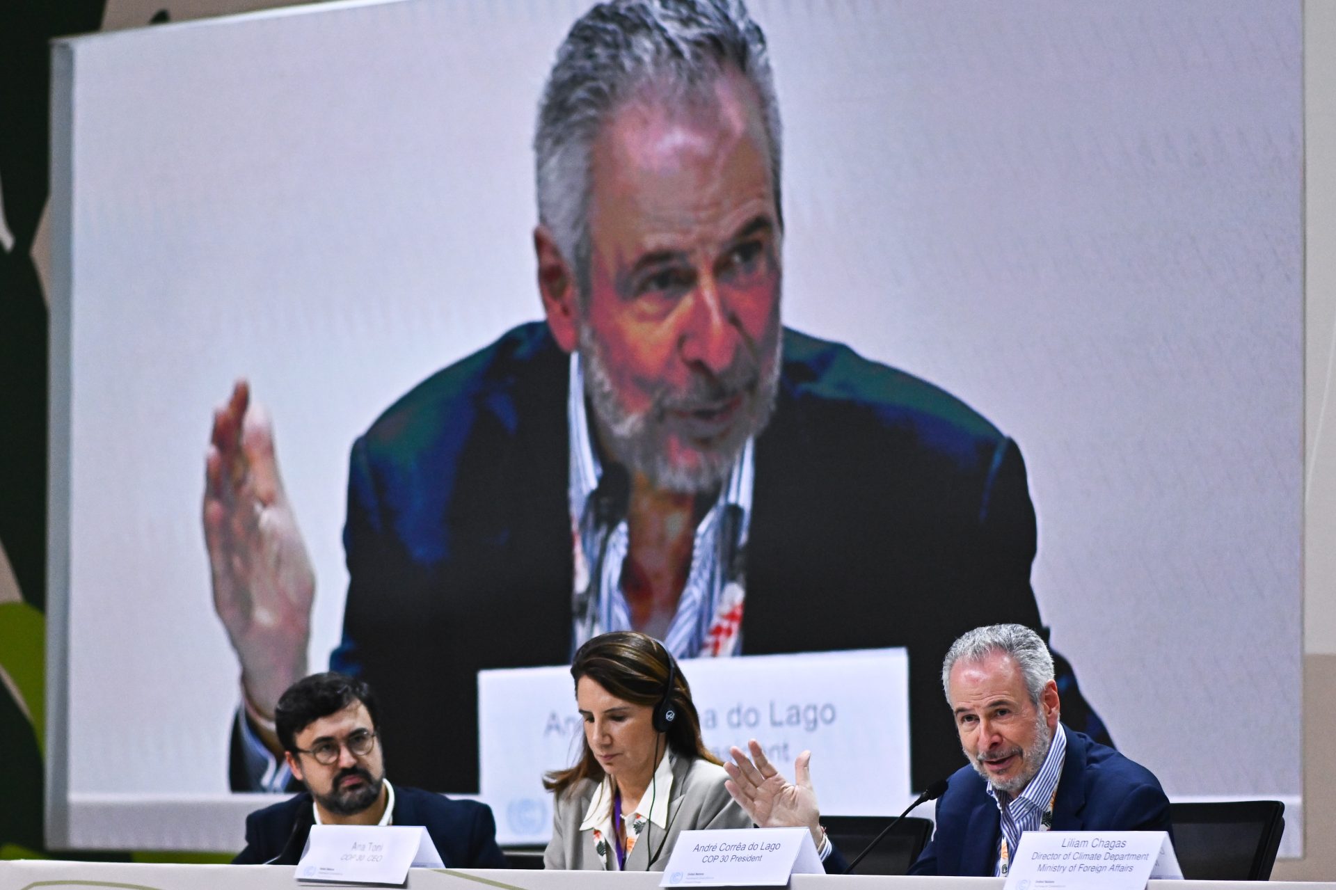 AME8329. BELÉM (BRASIL), 12/11/2025.- El presidente de la COP30, André Corrêa do Lago (d), habla durante una rueda de prensa este miércoles, en el Centro de Convenciones Hangar donde se realiza la COP30, en Belém (Brasil). La presidencia de la cumbre climática de la ONU (COP30) afirmó que está optimista con el ritmo de las negociaciones, pese a la coyuntura geopolítica. EFE/ Andre Borges