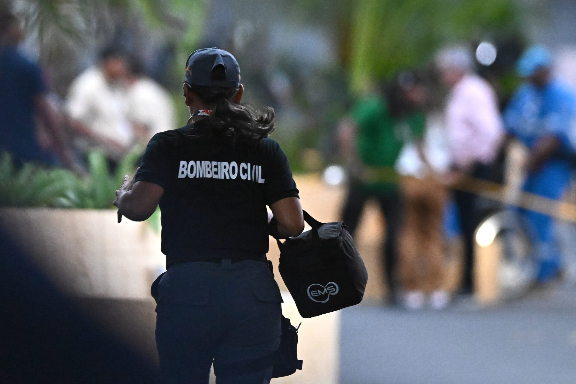 AME824. BELÉM (BRASIL), 20/11/2025.- Una integrante del cuerpo de bomberos llega a la zona de negociaciones de la COP30 este jueves, en Belém (Brasil). Un incendio en el recinto donde tienen lugar las negociaciones de la COP30 obligó a evacuar a todas las personas que se encontraban en el lugar. Las llamas se desataron en un punto de la llamada 'Zona Azul', administrada y controlada por las Naciones Unidas, y donde se encuentran las salas de reunión y los diversos pabellones de los países y organizaciones internacionales que participan en la cita. EFE/ Andre Borges