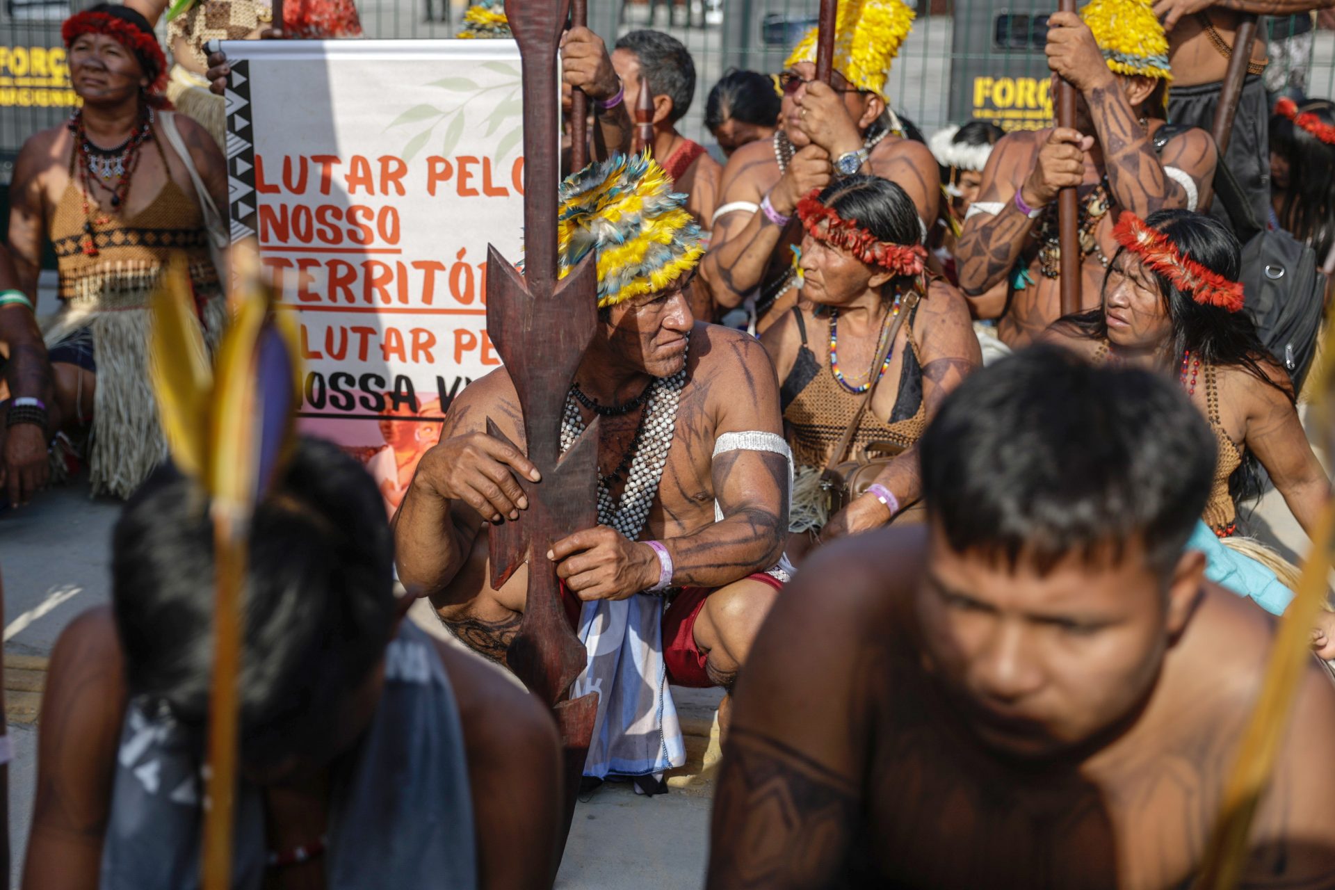 AME9011. BELÉM (BRASIL), 14/11/2025.- Indígenas del grupo étnico Munduruku protestan frente a la entrada de la Zona Azul de la COP30 este viernes, en Belém (Brasil). Un grupo de indígenas amazónicos bloqueó durante casi cuatro horas la entrada principal a la cumbre climática de la ONU (COP30) para protestar contra proyectos de infraestructura que creen que amenazan sus territorios. EFE/Fraga Alves