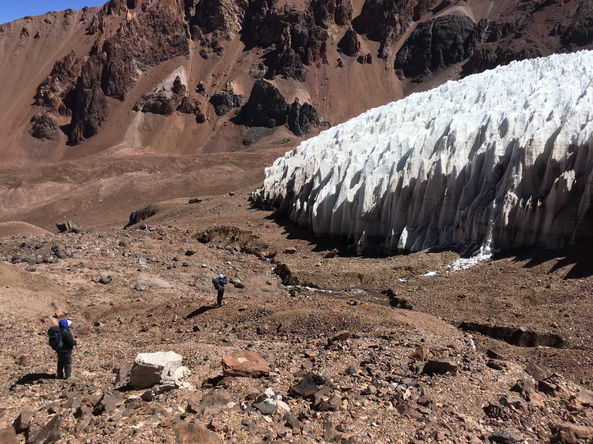 Glaciar Tapad, en la cordillera de los Andes, es uno de los analizados en el estudio que concluye que para 2100 los glaciares sólo podrán aportar la mitad de agua que ahora si Chile sufre una megasequía como la que prolonga desde hace 15 años. EFE/ Álvaro Ayala / Instituto de Ciencia y Tecnología de Austria (ISTA) // SOLO USO EDITORIAL/SOLO DISPONIBLE PARA ILUSTRAR LA NOTICIA QUE ACOMPAÑA (CRÉDITO OBLIGATORIO)