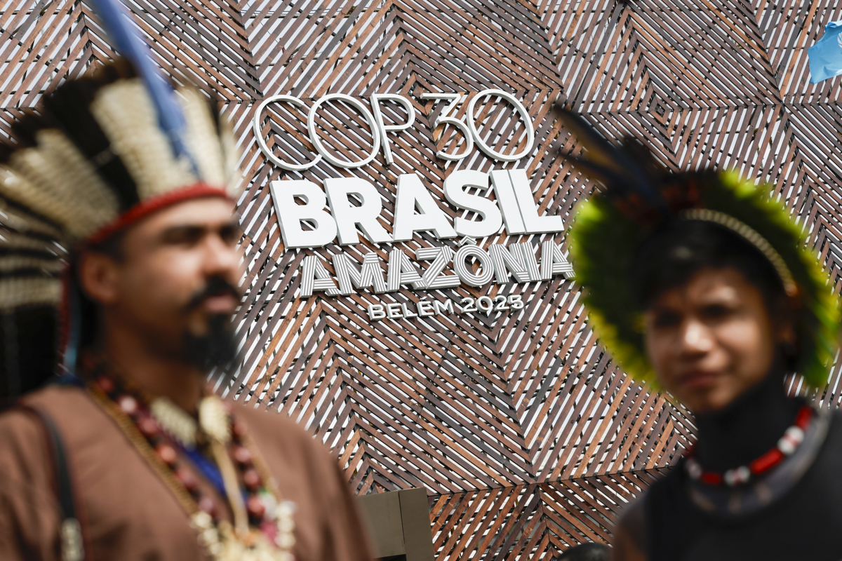 Indígenas de la tribu Pataxó, del estado de Bahía, asisten este martes, a la COP30 en Belém (Brasil). EFE/André Coelho