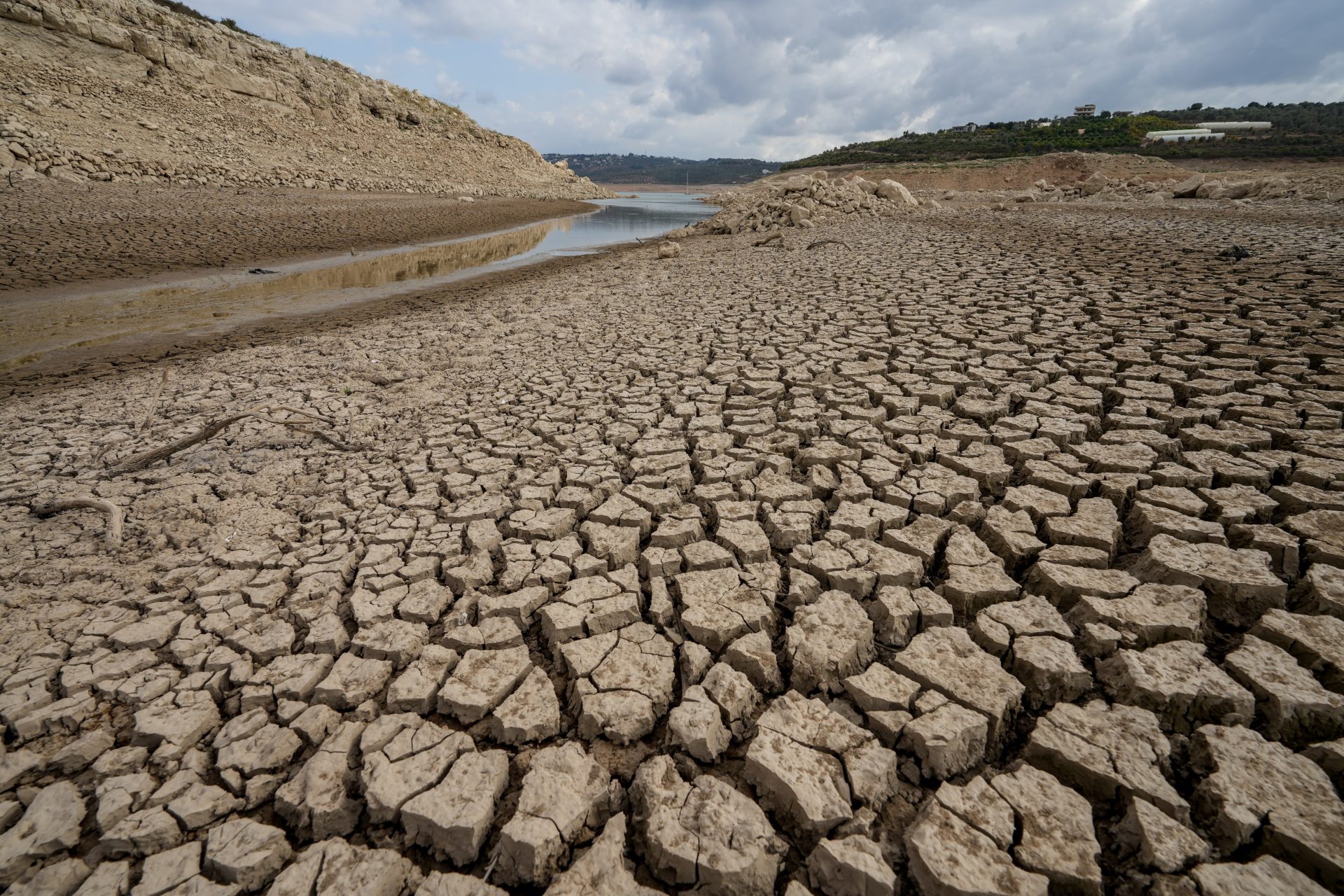 Tartous (Syrian Arab Republic), 15/09/2025.- Cracks resulting from the drying up of a large portion of the Abrash Dam in the Tartous countryside of Syria, 09 September 2025 (issued 15 September 2025). According to the Food and Agriculture Organization of the United Nations (FAO), Syria is facing a severe agricultural crisis this year due to the worst drought in more than six decades, which is seriously threatening agriculture and increasing the likelihood of food insecurity for approximately 16 million people. (sequía, Siria) EFE/EPA/AHMAD FALLAHA Tartous (República Árabe Siria), 15/09/2025.- Vista de las grietas de tierra reseca en la presa de Abrash en la zona rural de Tartous, Siria. Según la Organización de las Naciones Unidas para la Alimentación y la Agricultura (FAO), Siria se enfrenta a una grave crisis agrícola este año debido a la peor sequía en más de seis décadas, que amenaza gravemente la agricultura y aumenta la probabilidad de inseguridad alimentaria para aproximadamente 16 millones de personas. EFE/ Ahmad Fallaha