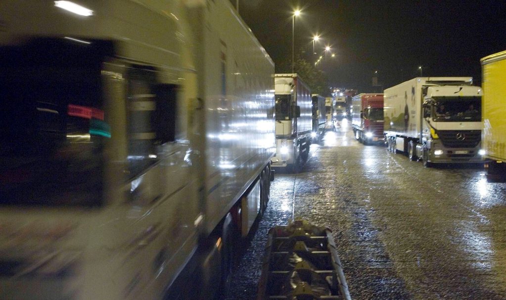 SS03 Irún (Guipúzcoa), 11/06/08.- La larga cola de camiones parados han comenzado a marchar esta noche en la frontera hispano-francesa de Biriatou, donde tras dos días de huelga de transportistas por carretera, para pedir ayudas que palíen la subida del precio del gasóleo, se ha vuelto a permitir el tránsito de vehículos pesados. EFE/Javier Etxezarreta.