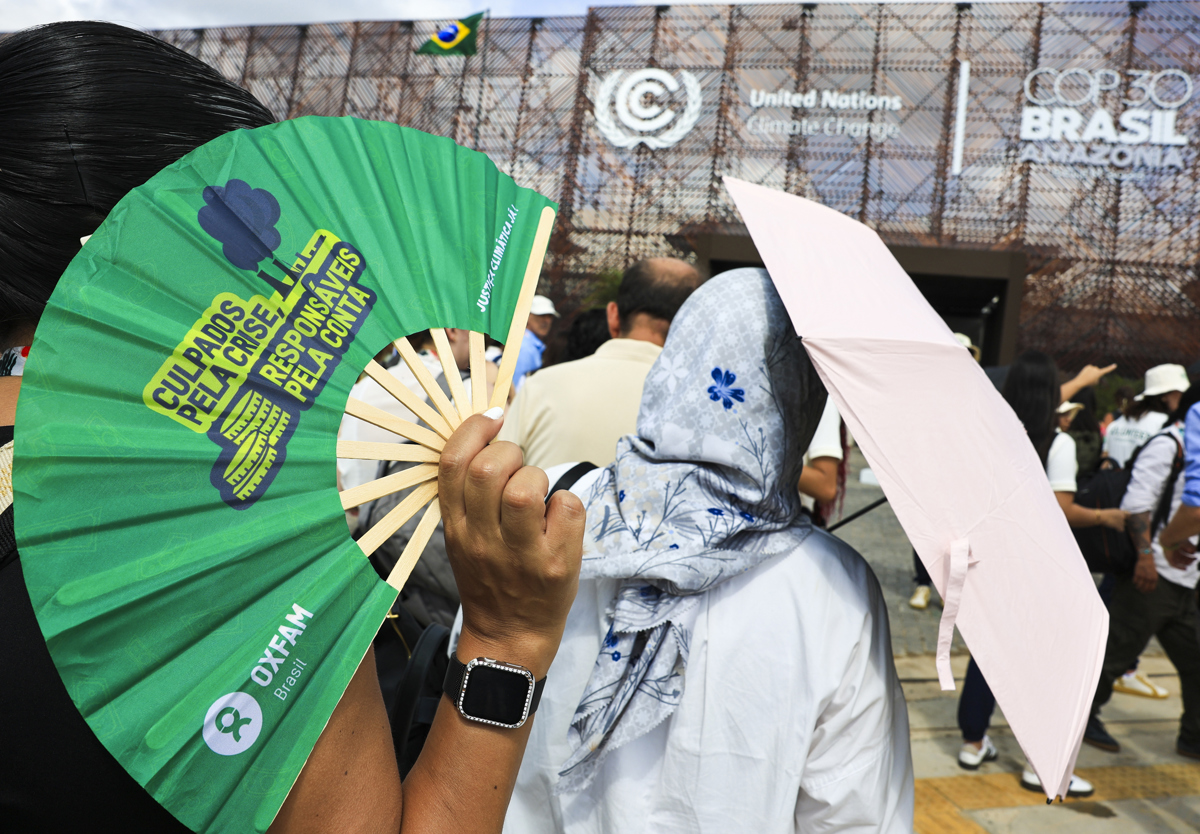 Una persona un abanico con la frase "Culpables de la crisis, responsables de la factura" en protesta contra los países emisores de dióxido de carbono este martes, en la COP30 en Belém (Brasil). EFE/André Coelho