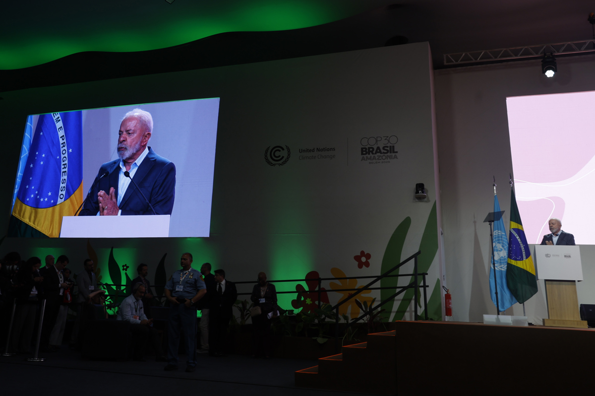 BELÉM (BRASIL), 10/11/2025.- El presidente de Brasil, Luiz Inácio Lula da Silva, habla durante el inicio de conferencias de la COP30 este lunes, en Belém (Brasil). Lula llamó a imponer "una nueva derrota a los negacionistas" que desdeñan el calentamiento global. EFE/ Antonio Lacerda