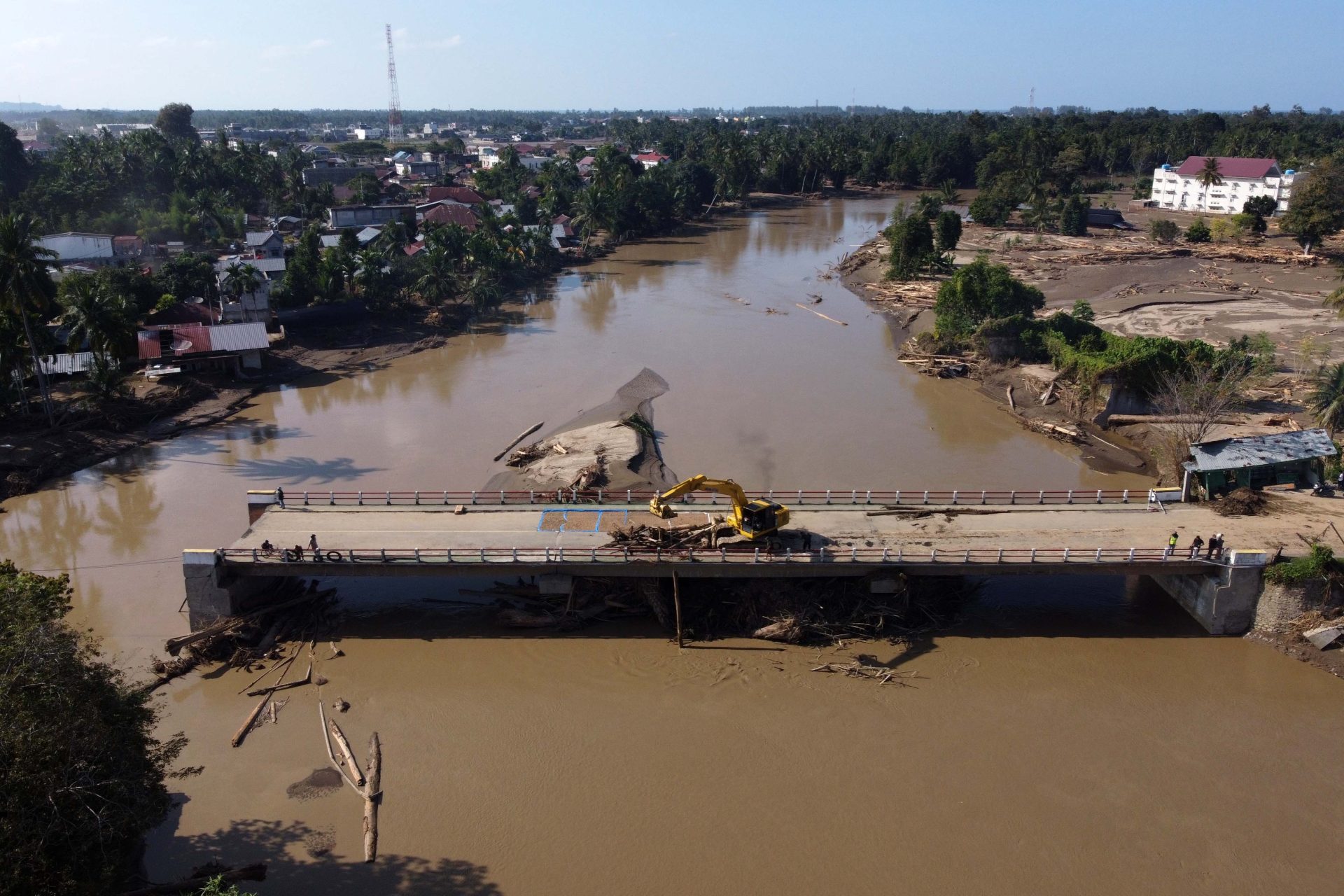 MEURUDU (Indonesia), 01/12/2025.- A picture taken with a drone shows an excavator cleaning the river from stranded piles of wood in a flood-affected village in the Meureudu area, Pidie Jaya Aceh, Indonesia, 01 December 2025. According to National Disaster Management Agency Floods and landslides triggered by Tropical Cyclone Senyar have killed at least 442 people across Aceh, North Sumatra, and West Sumatra provinces. This number is expected to rise, as approximately 402 people remain uncounted for. (Inundaciones) EFE/EPA/HOTLI SIMANJUNTAK