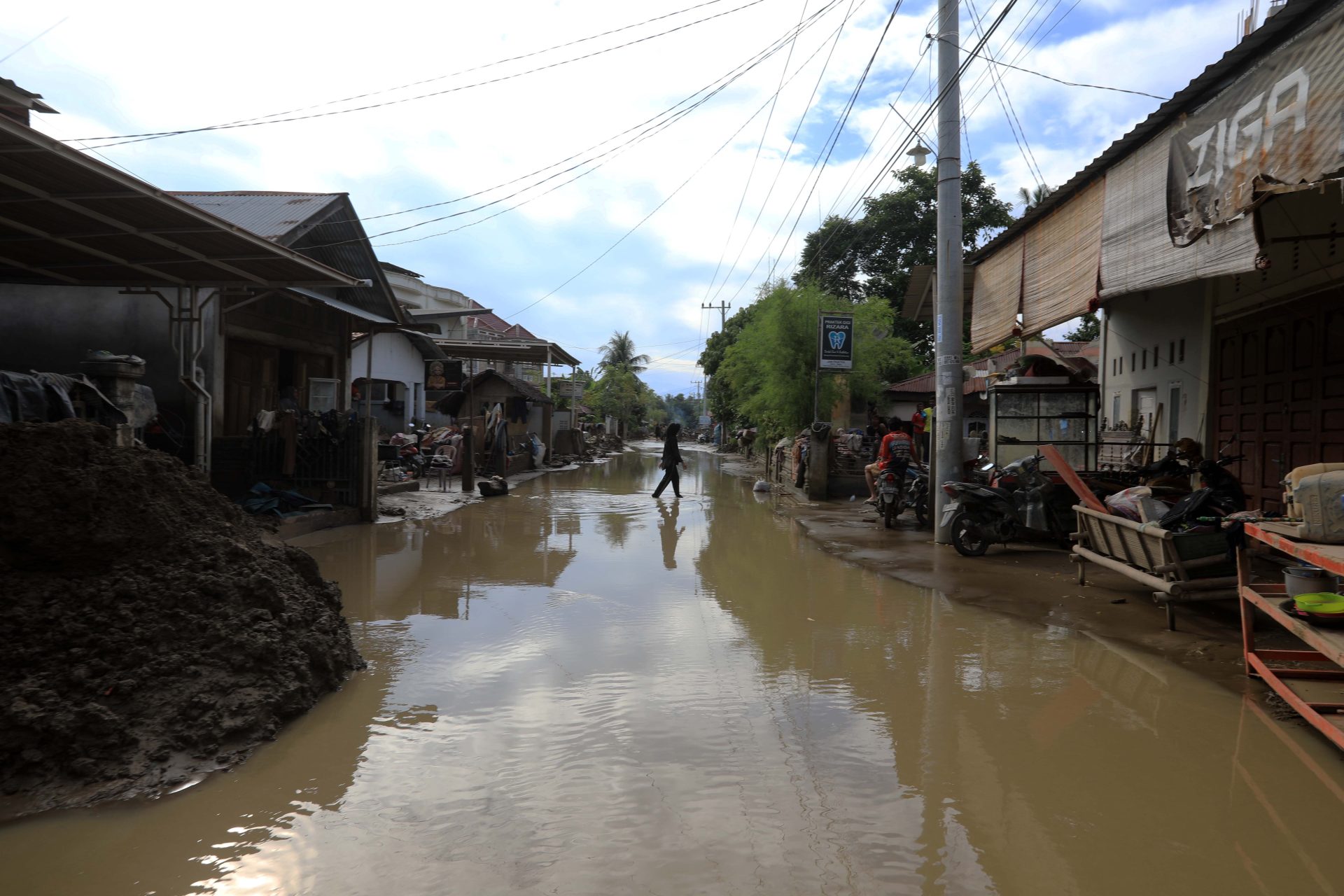 MEURUDU (Indonesia), 02/12/2025.- A road is covered in water in a flood-affected village in the Meureudu area, Pidie Jaya, Aceh, Indonesia, 02 December 2025. According to the National Disaster Management Agency, Floods and landslides triggered by Tropical Cyclone Senyar have killed more than 600 people across Aceh, North Sumatra, and West Sumatra provinces. EFE/EPA/HOTLI SIMANJUNTAK
