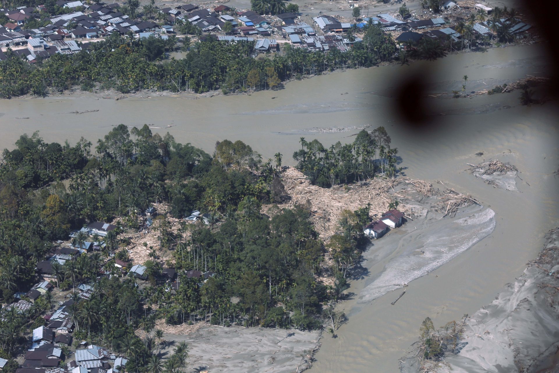LOKOP (Indonesia), 04/12/2025.- An aerial picture taken from a helicopter show flood-affected areas in Lokop, East Aceh, Indonesia, 04 December 2025. According to the National Disaster Management Agency, floods and landslides triggered by Tropical Cyclone Senyar have killed more than 800 people across Aceh, North Sumatra, and West Sumatra provinces. (Inundaciones) EFE/EPA/HOTLI SIMANJUNTAK