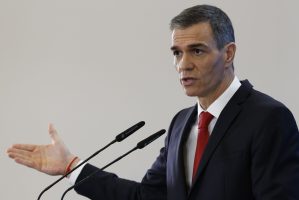 El presidente del Gobierno, Pedro Sánchez, comparece para efectuar un balance del curso político y presentar el informe periódico de rendición de cuentas Cumpliendo. EFE/ J.J. Guillén