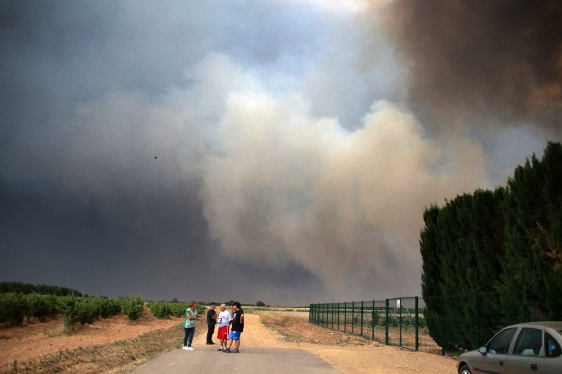 HERREROS DE JAMUZ (LEÓN), 12/08/2025.- El avance de las llamas en la provincia de León del incendio iniciado en Molezuelas de la Carballeda (Zamora) ha provocado el desalojo de otras 13 localidades en la provincia de León, por lo que ya son 5.500 los vecinos evacuados de 19 poblaciones leonesas desde el día de ayer. Las llamas avanzan rápidamente favorecidas por el intenso viento, que obligó a la evacuación a primera hora de la tarde de hoy martes de unos 300 vecinos de las localidades de Herreros de Jamuz, Palacios de Jamuz, Quintanilla de Florez y Quintana y Congosto. EFE/J.Casares