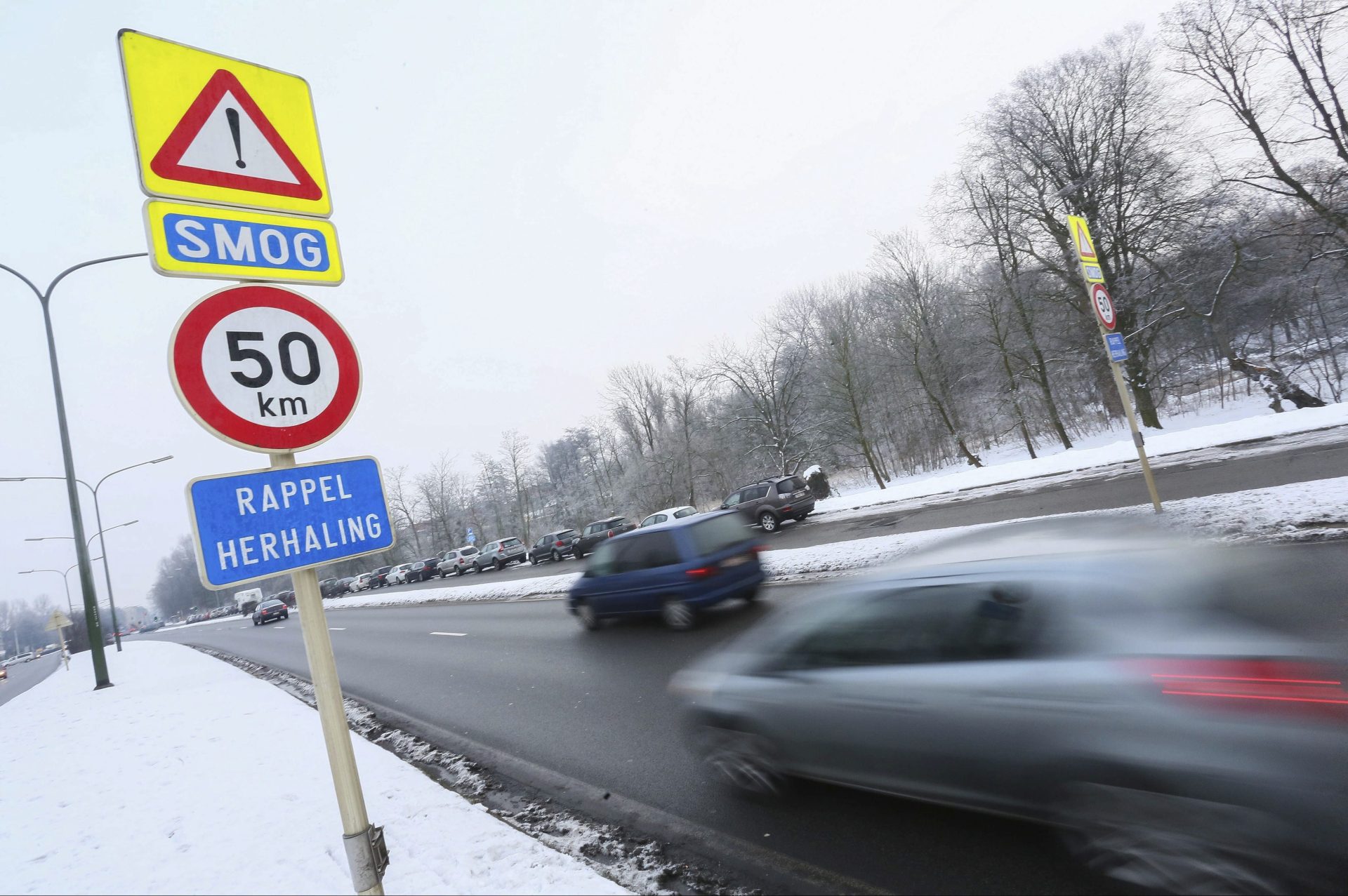 JW01 BRUSELAS (BÉLGICA) 24/01/2013.- Vista de una señal de límite de velocidad en Bruselas, Bélgica, hoy jueves 24 de enero de 2013. Según informan medios de comunicación hoy, debido a la "mala" calidad del aire registrada esta mañana en Bruselas, se ha impuesto el límite de velocidad de 50 kilómetros por hora en la ciudad, y de 90 kilómetros por hora en las autopistas de la región. EFE/Julien Warnand