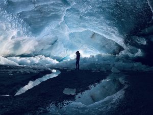 MADRID, 15/12/2025.- Un equipo internacional de investigadores ha calendarizado la posible desaparición de los glaciares del planeta de aquí a finales de siglo en función de los diferentes escenarios de calentamiento que podrían darse. Su conclusión es clara: cada décima de grado puede marcar una diferencia abismal. El estudio, dirigido por investigadores de la Escuela Politécnica Federal de Zúrich (ETH), el Instituto Federal Suizo de Investigación Forestal, Nieve y Paisaje y la Universidad Vrije de Bruselas, aparece recogido este lunes en la revista Nature Climate Change y hace un llamamiento a adoptar medidas ambiciosas para frenar el cambio climático. En la imagen, cueva en el interior del glaciar Morteratsch, en Suiza. EFE/Lander Van Tricht / ETH Zurich, Cátedra de Glaciología/SOLO USO EDITORIAL/SOLO DISPONIBLE PARA ILUSTRAR LA NOTICIA QUE ACOMPAÑA (CRÉDITO OBLIGATORIO)