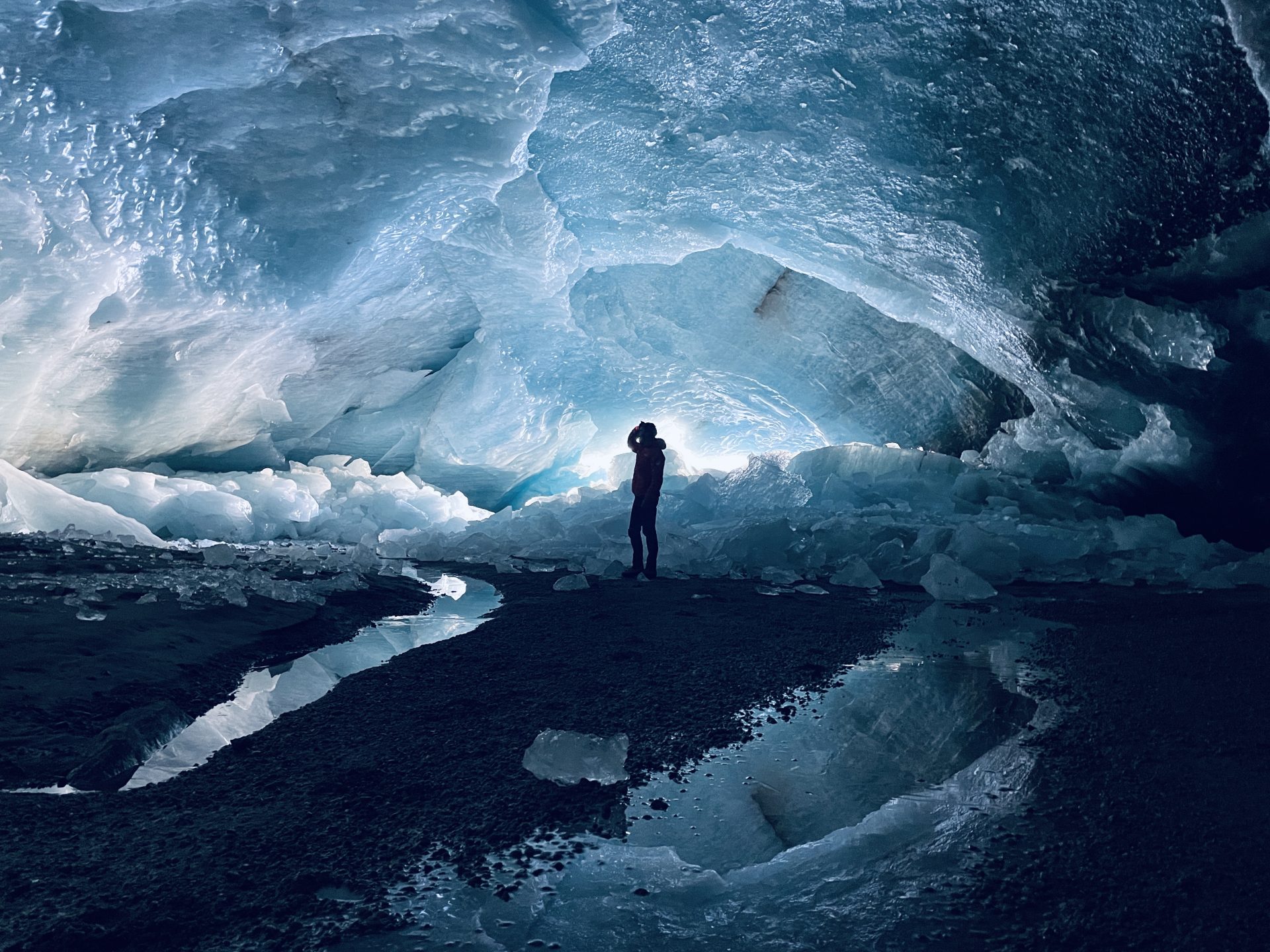 MADRID, 15/12/2025.- Un equipo internacional de investigadores ha calendarizado la posible desaparición de los glaciares del planeta de aquí a finales de siglo en función de los diferentes escenarios de calentamiento que podrían darse. Su conclusión es clara: cada décima de grado puede marcar una diferencia abismal. El estudio, dirigido por investigadores de la Escuela Politécnica Federal de Zúrich (ETH), el Instituto Federal Suizo de Investigación Forestal, Nieve y Paisaje y la Universidad Vrije de Bruselas, aparece recogido este lunes en la revista Nature Climate Change y hace un llamamiento a adoptar medidas ambiciosas para frenar el cambio climático. En la imagen, cueva en el interior del glaciar Morteratsch, en Suiza. EFE/Lander Van Tricht / ETH Zurich, Cátedra de Glaciología/SOLO USO EDITORIAL/SOLO DISPONIBLE PARA ILUSTRAR LA NOTICIA QUE ACOMPAÑA (CRÉDITO OBLIGATORIO)