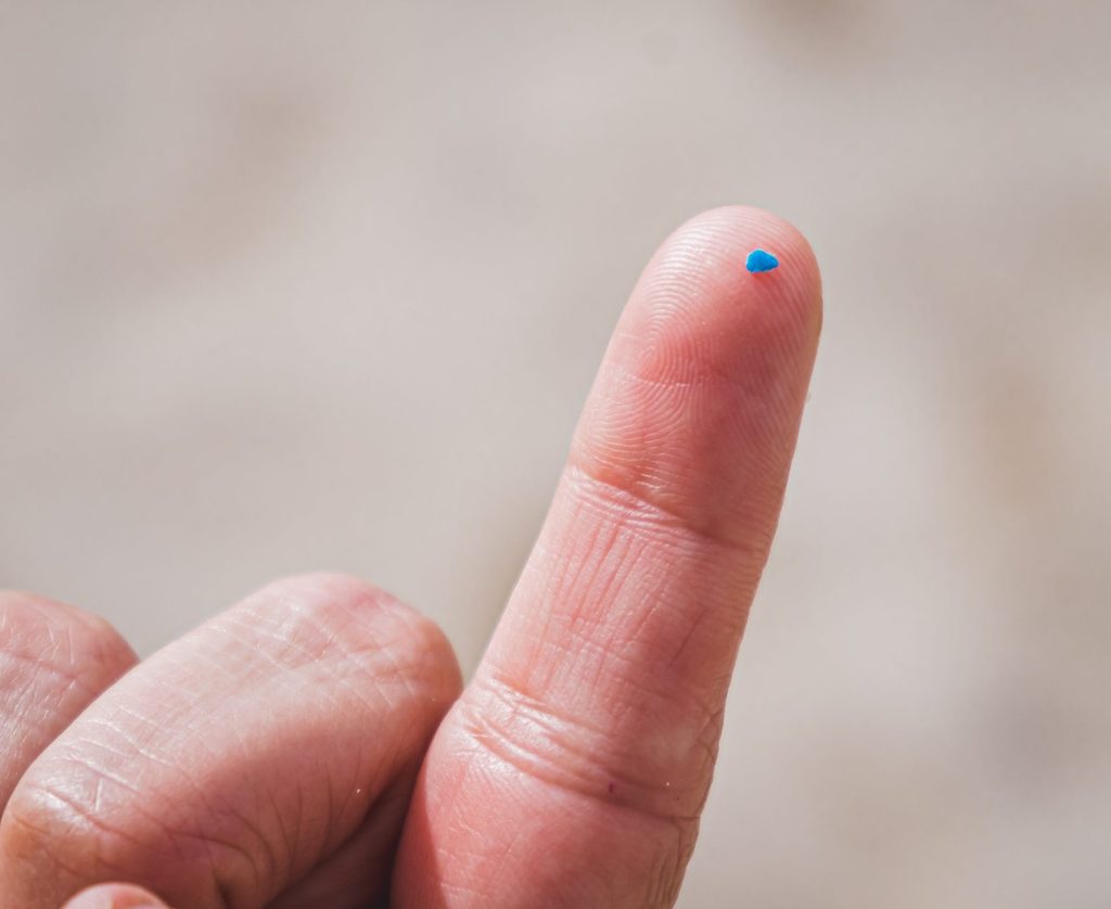ACOMPAÑA CRÓNICA: CHILE MEDIOAMBIENTE***CH0. ISLA DE PASCUA (CHILE), 04/10/2023.- Una persona muestra un trozo de microplástico durante la limpieza y retiro de basura y escombros en la playa Anakena, el 8 de septiembre 2023 en Isla de Pascua (Chile). Si uno entierra las manos en Anakena, la playa paradisiaca más famosa de la chilena Isla de Pascua, sacará fina arena blanca, pero también un buen puñado de microplásticos: la contaminación por plásticos es una plaga en este recóndito territorio en medio del Océano Pacífico, que ha emprendido una cruzada global para concienciar al mundo. EFE/ Cote Villegas