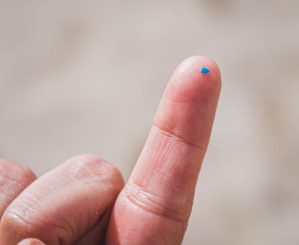 ACOMPAÑA CRÓNICA: CHILE MEDIOAMBIENTE***CH0. ISLA DE PASCUA (CHILE), 04/10/2023.- Una persona muestra un trozo de microplástico durante la limpieza y retiro de basura y escombros en la playa Anakena, el 8 de septiembre 2023 en Isla de Pascua (Chile). Si uno entierra las manos en Anakena, la playa paradisiaca más famosa de la chilena Isla de Pascua, sacará fina arena blanca, pero también un buen puñado de microplásticos: la contaminación por plásticos es una plaga en este recóndito territorio en medio del Océano Pacífico, que ha emprendido una cruzada global para concienciar al mundo. EFE/ Cote Villegas