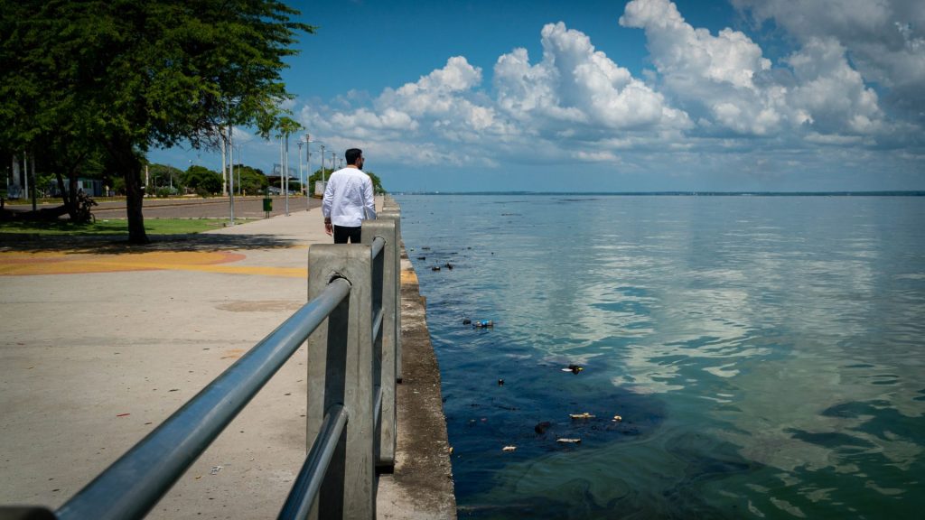 ACOMPAÑA CRÓNICA: VENEZUELA MEDIOAMBIENTE - AME8727. MARACAIBO (VENEZUELA), 28/10/2022.- Fotografía de manchas de petroleo el 20 de octubre del 2022, en el Lago de Maracaibo (Venezuela). Las manchas negras de petróleo se mueven libres por las costas venezolanas, donde se han contabilizado este año 68 derrames, dejando una estela de destrucción que se abre paso en el mar y se convierte en una enfermedad crónica para la que nadie tiene cura. EFE/ Henry Chirinos