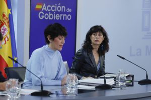 MADRID, 27/01/2026.- Las ministras (de i a d) de Inclusión, Seguridad Social y Migraciones y portavoz del Gobierno, Elma Saiz, y de Igualdad, Ana Redondo, ofrecen una rueda de prensa tras el Consejo de Ministros, este martes, en el Palacio de la Moncloa. EFE/ Zipi