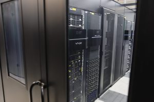 GRAFAND1426. SEVILLA, 29/10/2025.- Servidores y cabinas de almacenamiento de datos en el Centro de Procesamiento de Datos de la Junta de Andalucía que almacena las imágenes radiológicas del Servicio Andaluz de Salud (SAS), este miércoles en Sevilla. EFE/José Manuel Vida