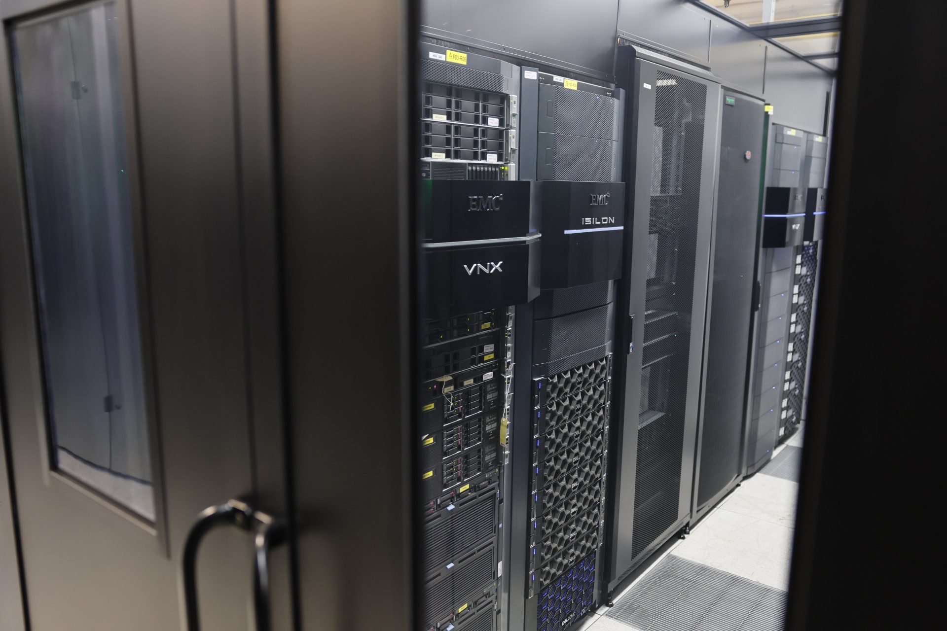 GRAFAND1426. SEVILLA, 29/10/2025.- Servidores y cabinas de almacenamiento de datos en el Centro de Procesamiento de Datos de la Junta de Andalucía que almacena las imágenes radiológicas del Servicio Andaluz de Salud (SAS), este miércoles en Sevilla. EFE/José Manuel Vida