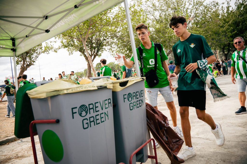 La Afición más Verde, proyecto de recogida de plástico y vidrio antes, durante y después de cada partido. © Real Betis Balompié