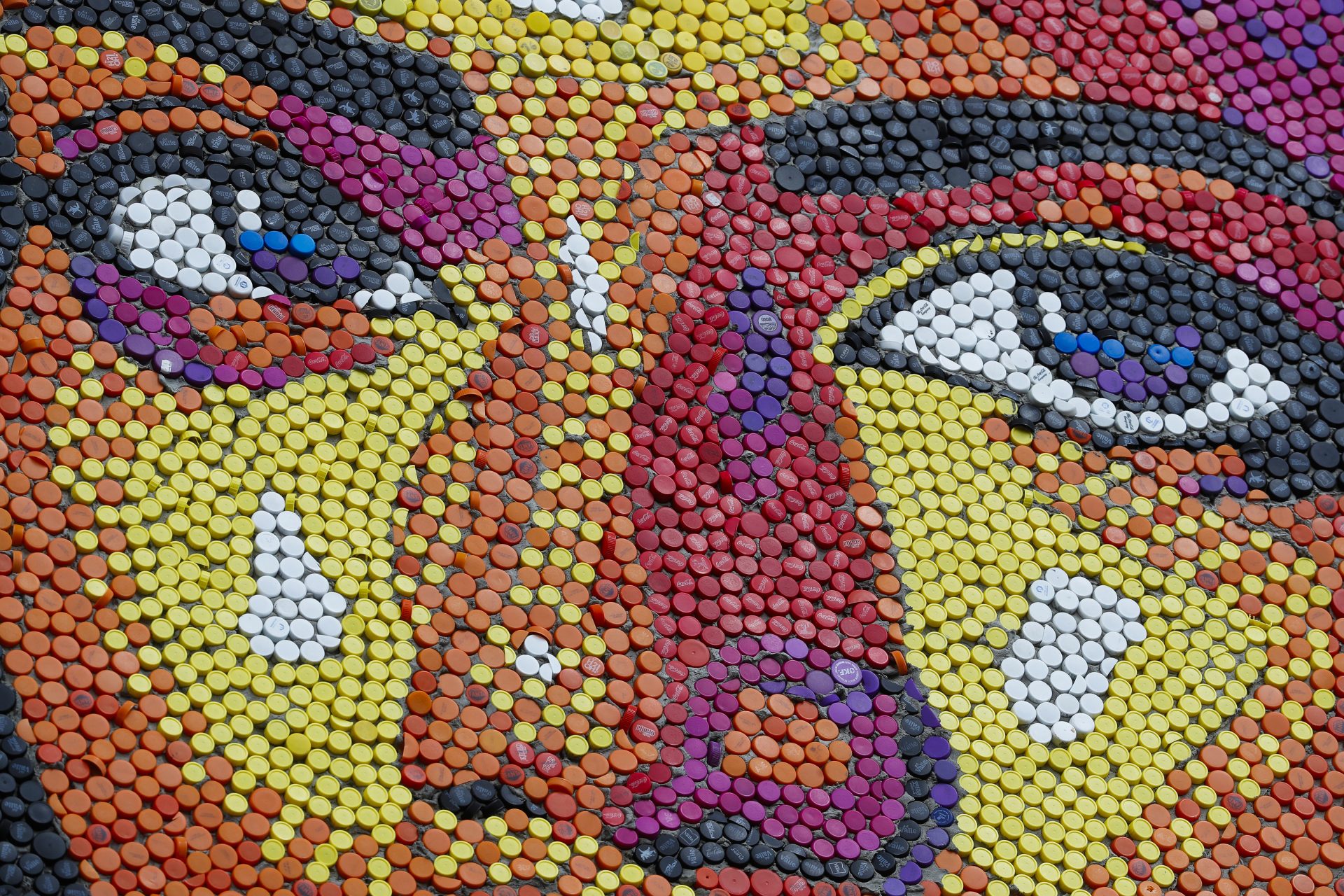 ACOMPAÑA CRÓNICA: EL SALVADOR ARTE AME7425. SAN SALVADOR (EL SALVADOR), 21/02/2026.- Fotografía que muestra un fragmento de un mural elaborado con tapas plásticas este viernes, en un edificio multifamiliar en San Salvador (El Salvador). Inspirado en "La Gioconda", una de los obras más famosas del mundo del italiano Leonardo da Vinci, el artista venezolano Oscar Olivares elaboró un mural con más de 100.000 tapas plásticas de colores recicladas en una zona populosa de El Salvador como un homenaje a la mujer salvadoreña y latinoamericana. EFE/ Rodrigo Sura