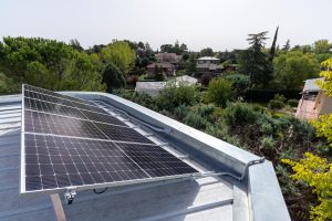 AME3717. BOGOTÁ (COLOMBIA), 10/02/2026.- Fotografía de archivo del 04 de octubre de 2022 que muestra paneles solares en Madrid (España). El sector industrial en México busca una transición energética con nuevas tecnologías que generan ahorros de hasta 40 % en costos y tiempos de instalación para una mayor accesibilidad a la energía solar, debido a una posible alza en insumos eléctricos. EFE/ Pablo Rojo