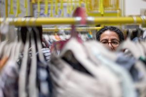 AME1744. SANTIAGO (CHILE), 25/10/2025.- Una persona escoge ropa este sábado, en el Centro Cultural La Moneda, en Santiago (Chile). Las impactantes imágenes del famoso Desierto de Atacama convertido en un vertedero textil, con miles de toneladas de ropa amontonada, dieron la vuelta al mundo hace unos años. Este sábado, Chile volvió a ser noticia pero por otra causa: logró el récord Guiness del mayor intercambio de ropa del mundo. EFE/ Ailen Díaz