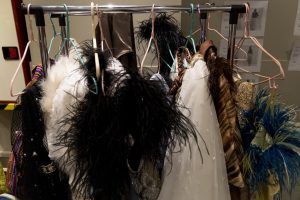 AME7553. IQUIQUE (CHILE), 14/04/2024.- Fotografía de los vestidos para la pasarela natural y circular durante las jornadas de moda sostenible, apoyadas por la Corporación de Fomento de la Producción (Corfo) de Tarapacá, el 12 de abril de 2024, en Iquique (Chile). La Región de Tarapacá del desierto de Atacama, en el norte de Chile, tiene uno de los vertederos de ropa más grandes del mundo, donde las montañas de ropa se camuflan entre las dunas de arena rojiza, y donde cientos de personas hacen su día a día rodeados de basura y moscas. EFE/Ailen Díaz