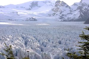 BAS01. CALAFATE (ARGENTINA), 30/09/2010.- Fotografía de archivo del 13 de noviembre de 2003 en la que se observa el Glaciar Perito Moreno en la Patagonia argentina. El senado argentino aprobó hoy, jueves 30 de septiembre de 2010, una ley que protege los glaciares y limita la actividad minera en una zona de 5.000 kilómetros en la frontera de Argentina con Chile. Tras ocho horas de intenso debate, se aprobó la iniciativa que considera a los glaciares como bienes de carácter público, fija las bases para su protección como reservas estratégicas de recursos hídricos y crea el Inventario Nacional de Glaciares. EFE/Ángel Díaz