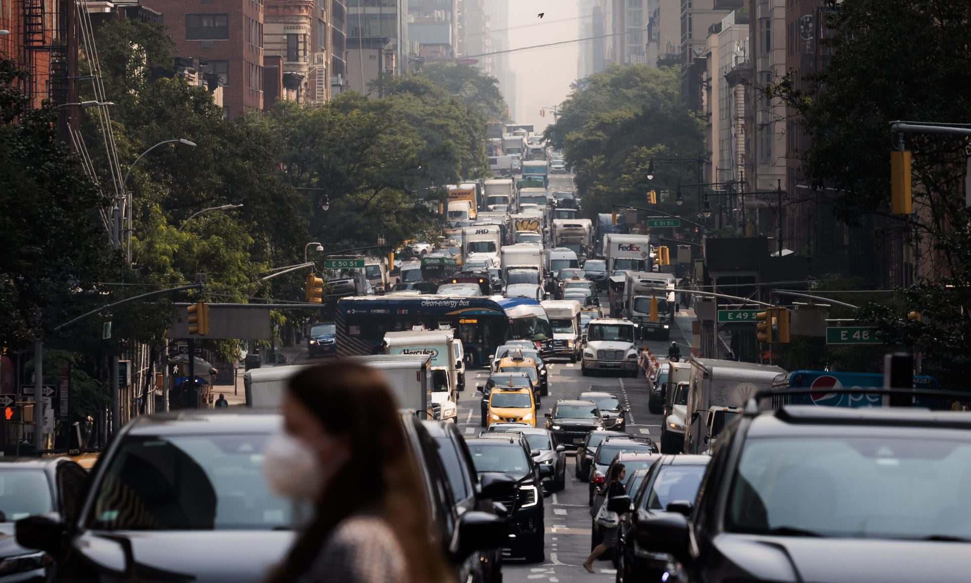 New York (United States), 08/06/2023.- A view looking north on Third Avenue as smoke from wildfires burning in Canada continues to create unhealthy air quality conditions in New York, New York, USA, 08 June 2023. New York City continues to be under an air quality alert as result of the smoke, which is affecting large portions of the United States. (Incendio, Estados Unidos, Nueva York) EFE/EPA/JUSTIN LANE