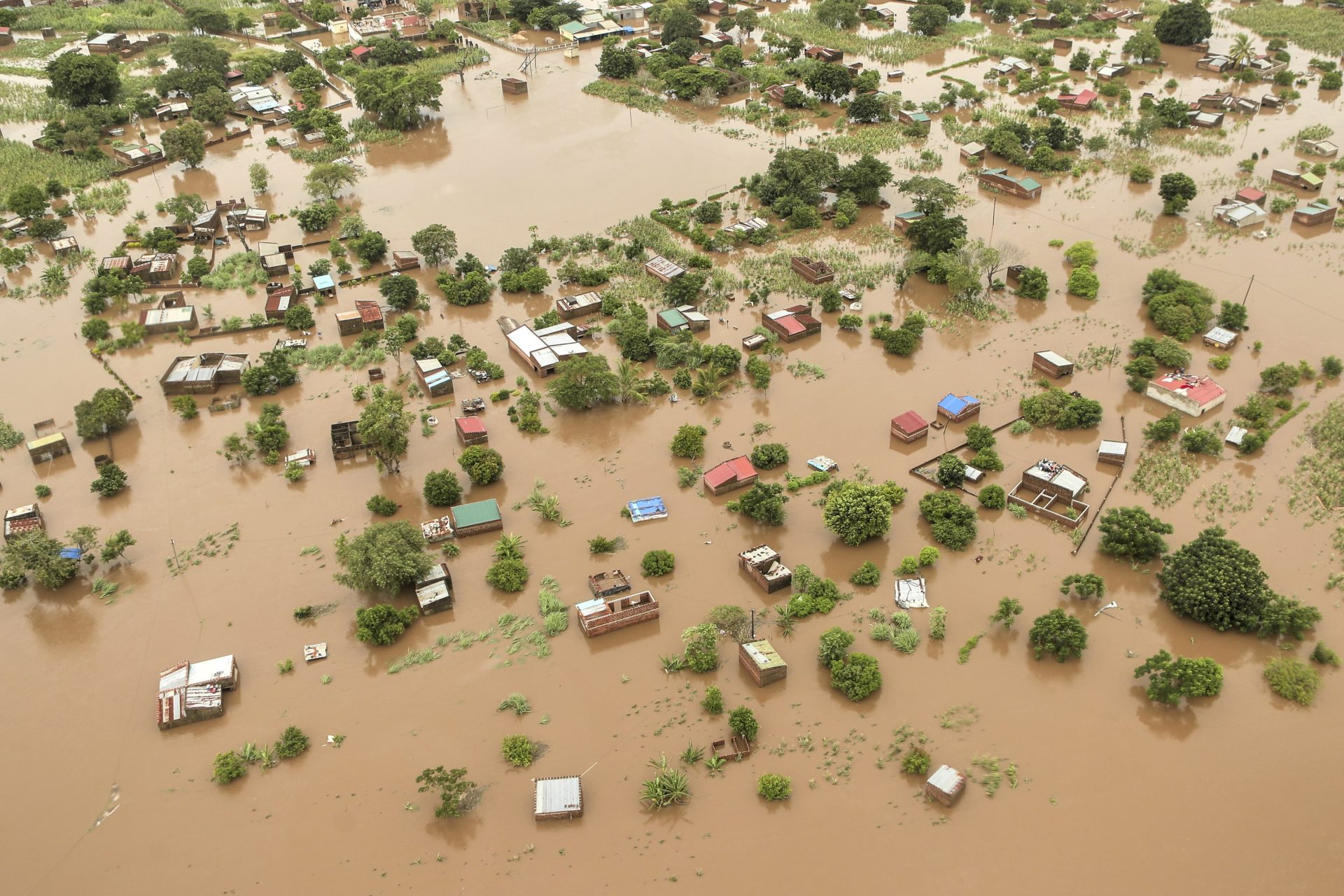 Maputo (Moçambique), 20/01/2026.- An aerial view shows the flooded 03 February neighbourhood between the Maputo and Gaza regions, Maputo, Mozambique, 20 January 2026. Rescue efforts continue for hundreds of families cut off by flooding, with some taking refuge on rooftops, car roofs, or in treetops in southern Mozambique after days of near-continuous rain that has also forced dams, including some in neighbouring countries, to increase water releases. (Inundaciones) EFE/EPA/LUISA NHANTUMBO