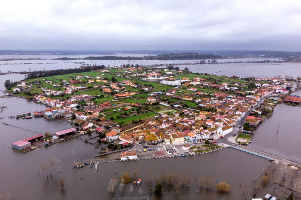 Montemor-o-Velho (Portugal), 04/02/2026.- An aerial view shows the village of Ereira, isolated amidst the passage of Storm Leonardo, near Montemor-o-Velho, central Portugal, 04 February 2026. The Portuguese Institute of the Sea and Atmosphere (IPMA) has issued various warnings as Storm Leonardo, a major meteorological depression, is currently impacting Portugal and the wider Iberian Peninsula, following Storm Kristin that hit the country in late January 2026. (tormenta) EFE/EPA/MIGUEL A. LOPES