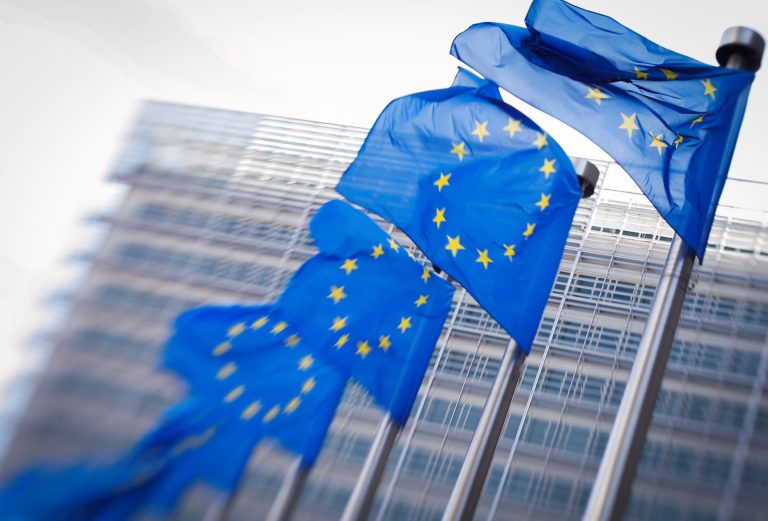 EPA4386. BRUSELAS (BÉLGICA), 01/02/2019.- Imagen de archivo realizada el 26 de junio de 2018 que muestra varias banderas de la Unión Europea (UE) mientras ondean frente a la sede de la Comisión Europea, en Bruselas (Bélgica). Los embajadores de los Estados miembros de la Unión Europea (UE) acordaron este viernes que tras el "brexit" los ciudadanos británicos puedan viajar al espacio Schengen sin visado cuando vayan a realizar estancias cortas de hasta noventa días en cualquier periodo de 180 jornadas. EFE/ Olivier Hoslet